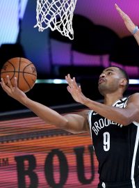 Luwawu Cabarrot v dresu Brooklynu a  Bogdan Bogdanovic ze Sacramenta