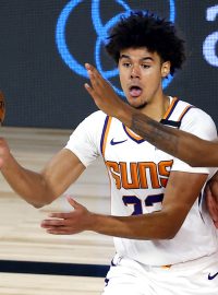 Basketbalista Phoenixu Cameron Johnson v souboji s Terrancem Fergusonem z Oklahomy