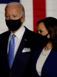 Joe Biden a Kamala Harrisová během shromáždění na škole v Bidenově rodném Wilmingtonu ve státě Delaware