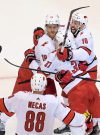 Martin Nečas slaví se spoluhráči branku do sítě Bostonu