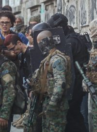 Policisté zadrželi muže podezřelého z toho, že v domě držel při střetu gangů rukojmí