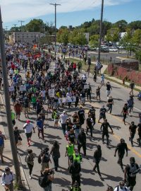 V sobotu večer pochodovalo městem Kenosha asi tisíc příznivců hnutí Black Lives Matter (Na životech černochů záleží)