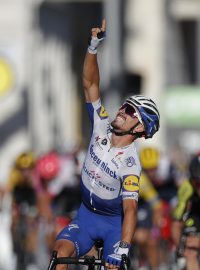 Julian Alaphilippe posílá po vítězství ve druhé etapě pozdrav do nebe