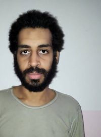 Alexanda Kotey (vlevo) a El Shafee Elsheikh čelí obviněním z toho, že patřili ke čtyřčlenné buňce Islámského státu, jež stojí za popravami západních novinářů, humanitárních pracovníků a syrských vojáků z let 2014 a 2015