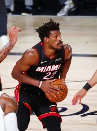 Jimmy Butler v obležení hráčů Lakers
