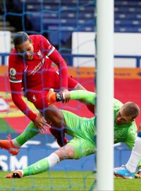 Brankář Evertonu Jordan Pickford trefuje obránce Liverpoolu Virgila van Dijka. Tím mu způsobil zranění kolene, které ho vyřadilo na většinu sezóny