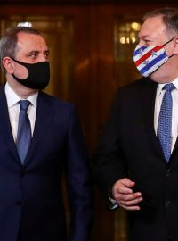 Ázerbájdžánský ministr zahraničí Džejchun Bajramov s americkým ministrem zahraničí Mikem Pompeem.