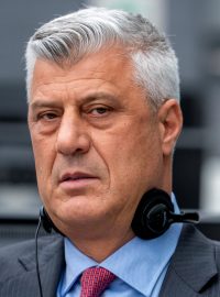 Kosovský exprezident Hashim Thaçi před soudcem zvláštního tribunálu pro Kosovo v Haagu