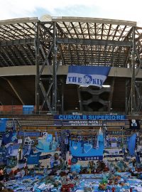 Stadion San Paolo v Neapoli se po smrti Diega Maradony proměnil v pietní místo