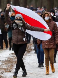 Mnozí protestující, už za zimního počasí, nesli bílo-červeno-bílé vlajky opozice.