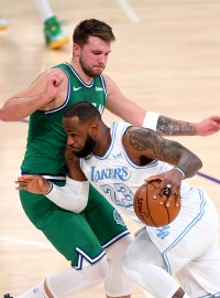 LeBron James se snaží prosadit přes bránícího Luku Dončiće