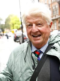 Otec britského premiéra Borise Johnsona požádal o francouzské občanství. Stanley Johnson, který v referendu v roce 2016 hlasoval proti brexitu