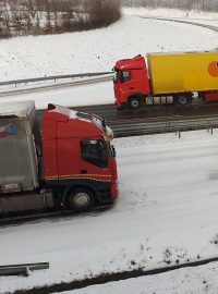 Na 82. kilometru dálnice D8 mezi Ústím nad Labem a Německem už uvízly kamiony.