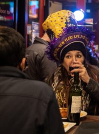 Žena popijí během silvestrovské noci alkohol na Manhattanu v New Yorku