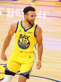 Hvězdou nedělního programu byl Stephen Curry (na snímku), jenž pomohl Golden State k výhře 137:122 nad Portlandem osobním rekordem 62 body