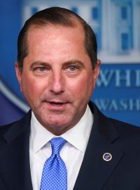 Formální rezignační dopis napsal 12. ledna ministr zdravotnictví a sociálních služeb Spojených států Alex Azar. Svůj krok zdůvodnil násilným útokem stoupenců amerického prezidenta Donalda Trumpa na americký Kongres z minulého týdne