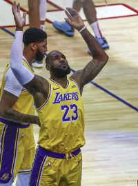 Basketbalista LeBron James, za ním další hvězda Lakers Anthony Davis