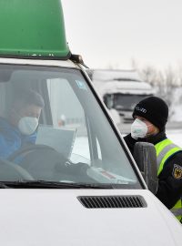 Němečtí celníci kontrolují české vozidlo na německo-českých hranicích u Breitenau