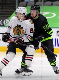 Pius Suter (vpravo) ze Chicago Blackhawks a Radek Faksa z Dallas Stars během utkání