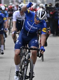 Davide Ballerini slaví vítězství na klasice Omloop Het Nieuwsblad