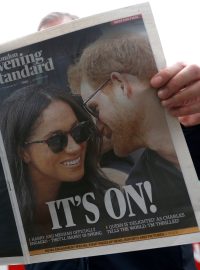 Muž si čte londýnský večerník London Evening Standard. Na jeho titulce jsou Meghan Markleová a její muž princ Harry