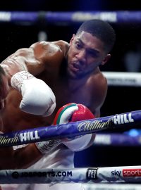 Anthony Joshua v souboji s Kubratem Pulevem