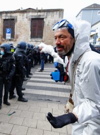 Strážci zákona proti agresivním demonstrantům použili obušky a slzný plyn.