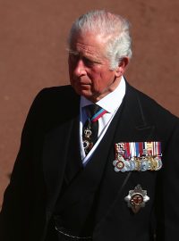 Princ Charles, následník britského trůnu, u rakve jeho otce, prince Philipa