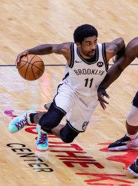 Kyrie Irving z Brooklynu v souboji se Zionem Williamsem