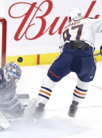 Útočník Connor McDavid vstřelil v pondělním programu NHL hattrick, přidal jednu asistenci