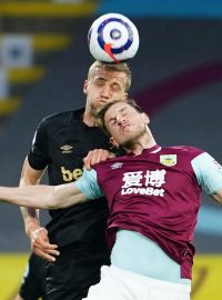 Tomáš Souček v hlavičkovém souboji s Chrisem Woodem z Burnley