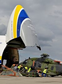 Němečtí vojáci se stahují z Afghánistánu. V Lipsku vykládají vrtulník NH-90 z letounu Antonov AN-124