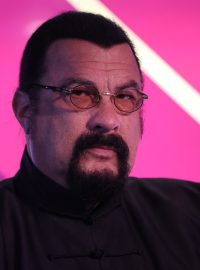 Americký herec a už několik let i ruský občan Steven Seagal vstoupil do opoziční, ale přitom prokremelské strany Spravedlivé Rusko