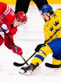 Vladislav Kameněv a Rickard Rakell v souboji.