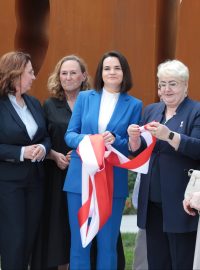 Cichanouská se ve Varšavě zúčastnila odhalení pomníku hnutí Solidarita za přítomnosti polských opozičních politiků