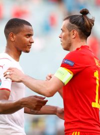 Švýcar Manuel Akanji (vlevo) a Velšan Gareth Bale