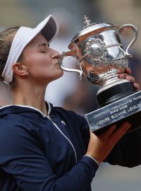 Barbora Krejčíková s trofejí pro vítězku Roland Garros