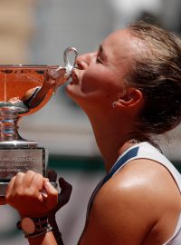 Barbora Krejčíková (vpravo) a Kateřina Siniaková slaví titul ve čtyřhře na Roland Garros