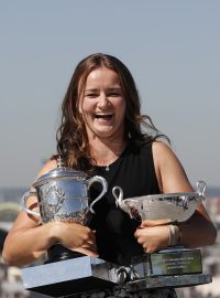 Barbora Krejčíková s oběma trofejemi z French Open