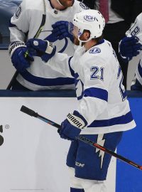 Brayden Point slaví se spoluhráči vítězný gól do sítě Islanders