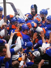 Radost hokejistů New Yorku Islanders s fanoušky