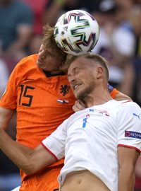 Antonín Barák v hlavičkovém souboji v utkání s Nizozemskem