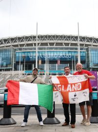 Fanoušci se před stadionem Wembley připravují na večerní finále Eura