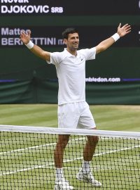 Srbský tenista Novak Djoković slaví triumf na Wimbledonu