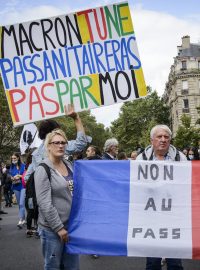 Ve Francii protestuje asi 150 tisíc lidí proti zavedení covidových pasů