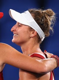 Markéta Vondroušová (vpravo) gratuluje své soupeřce k olympijskému triumfu.