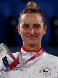 Markéta Vondroušová se stříbrnou medailí.