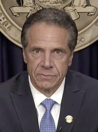 Andrew Cuomo během tiskové konference