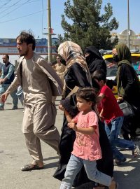 Poté, co se Kábul ocitl v obležení Tálibánu, zamířily davy Afghánců na tamní letiště, odkud se lidé pokoušeli dostat ze země