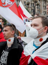 Mladí běloruští aktivisté při demonstraci na podporu opozičníka Scjapana Latypava.